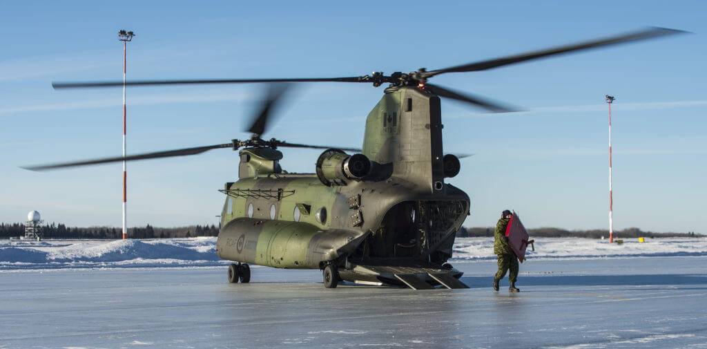 Personnel from 417 Combat Support Sqn unload parts of a damaged CH-146 Griffon from a CH-147F Chinook helicopter on Jan. 15, 2019, at 4 Wing Cold Lake, Alberta. AB Mathieu Potvin Photo